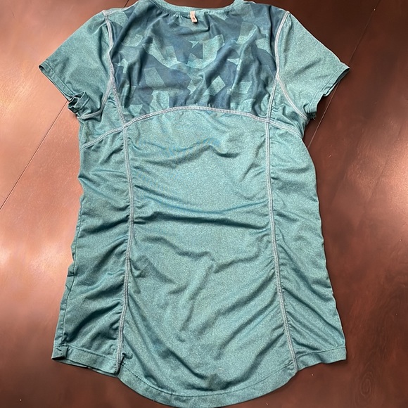 Workout Top size S EUC beautiful colour - Picture 3 of 4